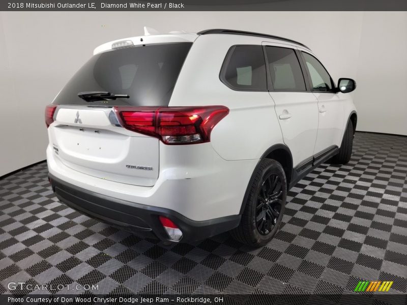 Diamond White Pearl / Black 2018 Mitsubishi Outlander LE