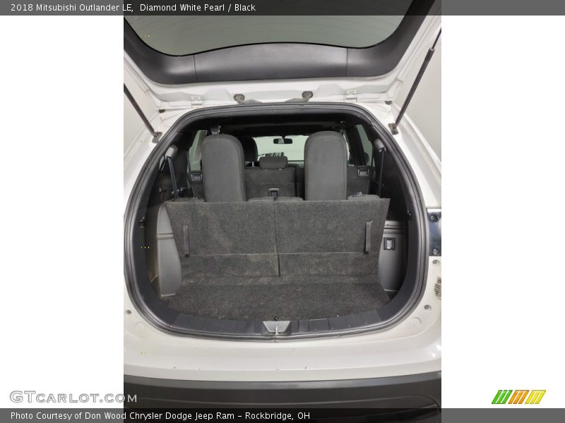 Diamond White Pearl / Black 2018 Mitsubishi Outlander LE