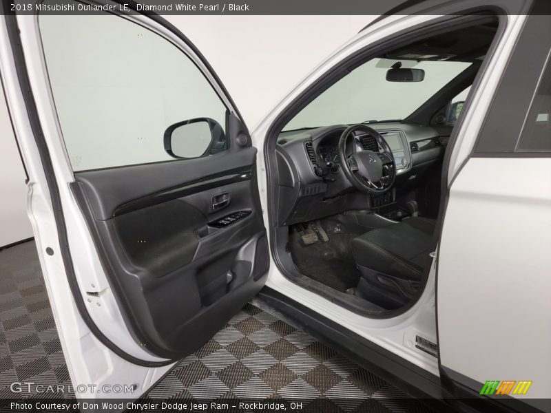 Diamond White Pearl / Black 2018 Mitsubishi Outlander LE