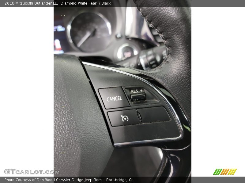 Diamond White Pearl / Black 2018 Mitsubishi Outlander LE