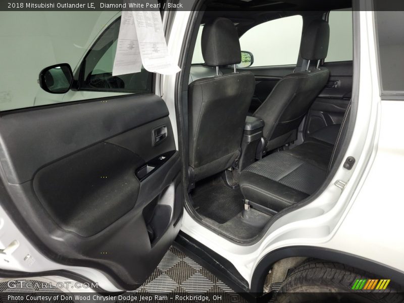 Diamond White Pearl / Black 2018 Mitsubishi Outlander LE
