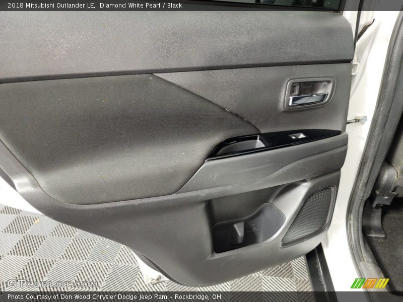 Diamond White Pearl / Black 2018 Mitsubishi Outlander LE
