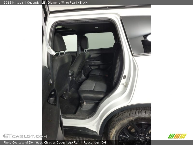 Diamond White Pearl / Black 2018 Mitsubishi Outlander LE