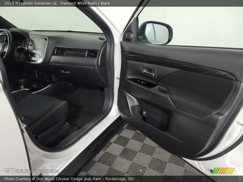 Diamond White Pearl / Black 2018 Mitsubishi Outlander LE