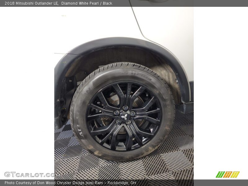 Diamond White Pearl / Black 2018 Mitsubishi Outlander LE