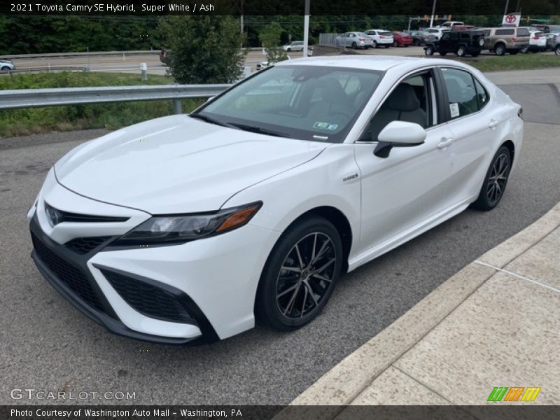 Front 3/4 View of 2021 Camry SE Hybrid