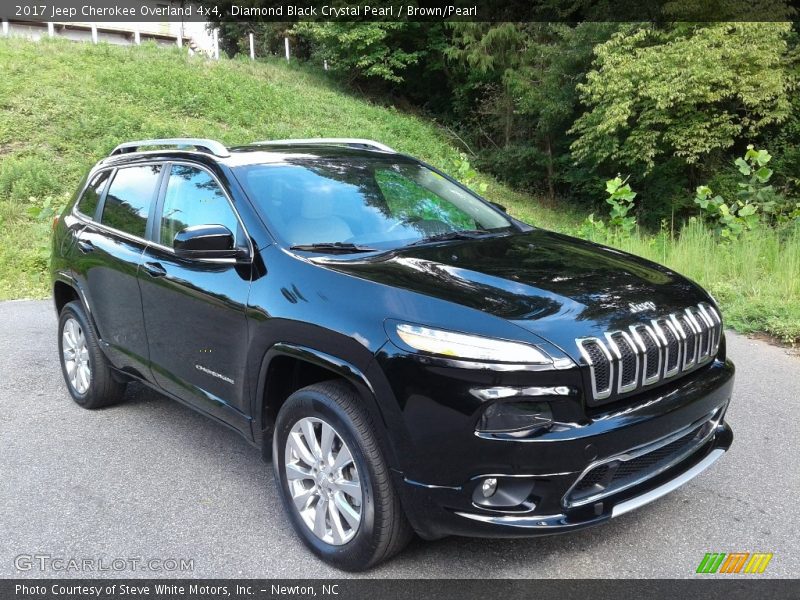 Front 3/4 View of 2017 Cherokee Overland 4x4