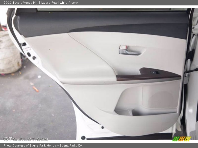 Blizzard Pearl White / Ivory 2011 Toyota Venza I4