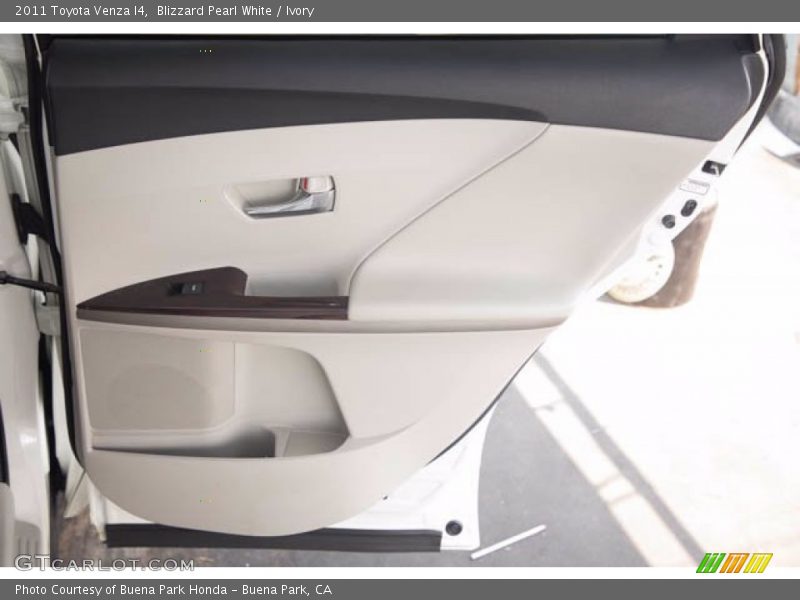 Blizzard Pearl White / Ivory 2011 Toyota Venza I4