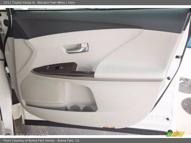 Blizzard Pearl White / Ivory 2011 Toyota Venza I4