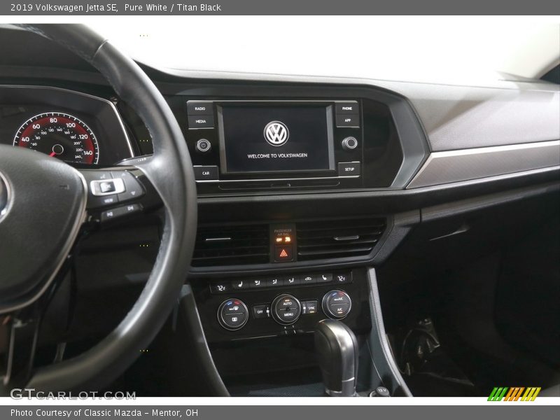 Pure White / Titan Black 2019 Volkswagen Jetta SE
