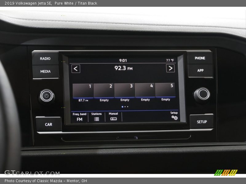 Pure White / Titan Black 2019 Volkswagen Jetta SE