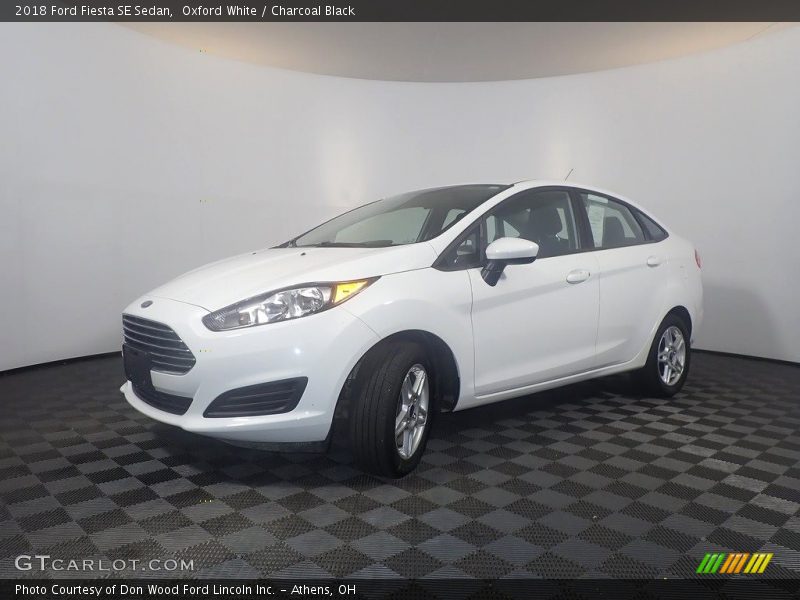 Oxford White / Charcoal Black 2018 Ford Fiesta SE Sedan
