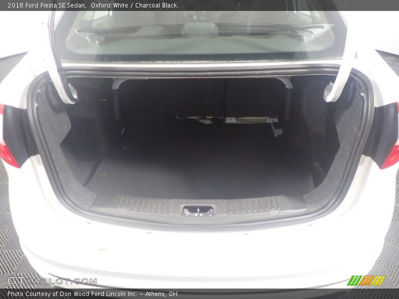 Oxford White / Charcoal Black 2018 Ford Fiesta SE Sedan