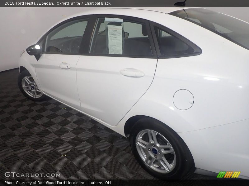 Oxford White / Charcoal Black 2018 Ford Fiesta SE Sedan
