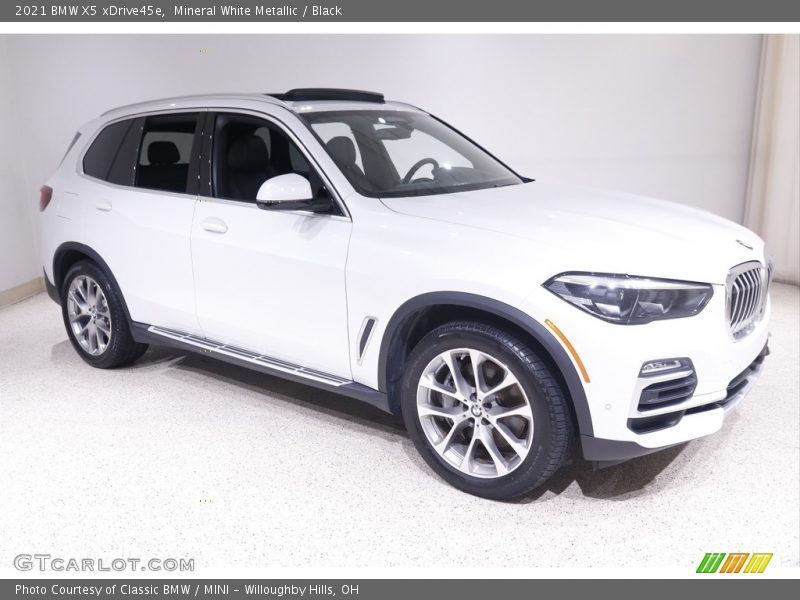 Mineral White Metallic / Black 2021 BMW X5 xDrive45e