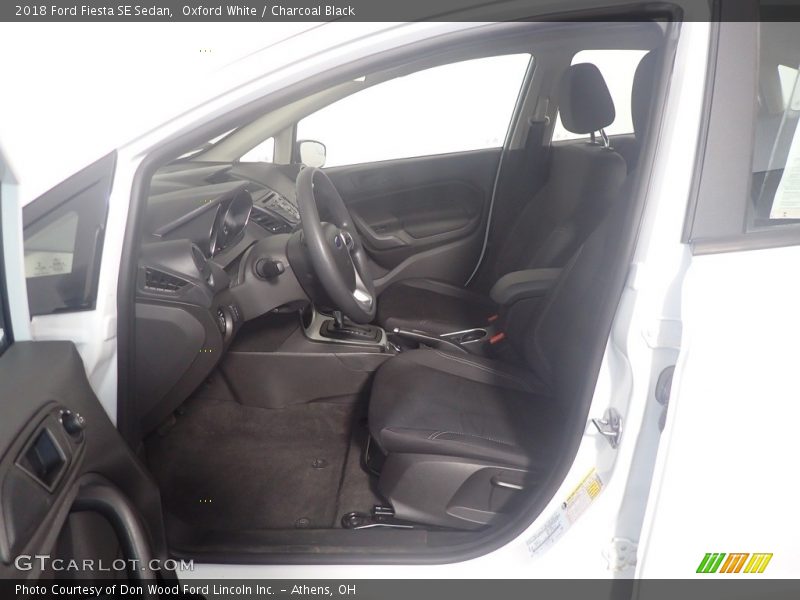 Oxford White / Charcoal Black 2018 Ford Fiesta SE Sedan