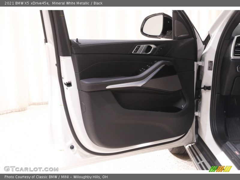 Mineral White Metallic / Black 2021 BMW X5 xDrive45e