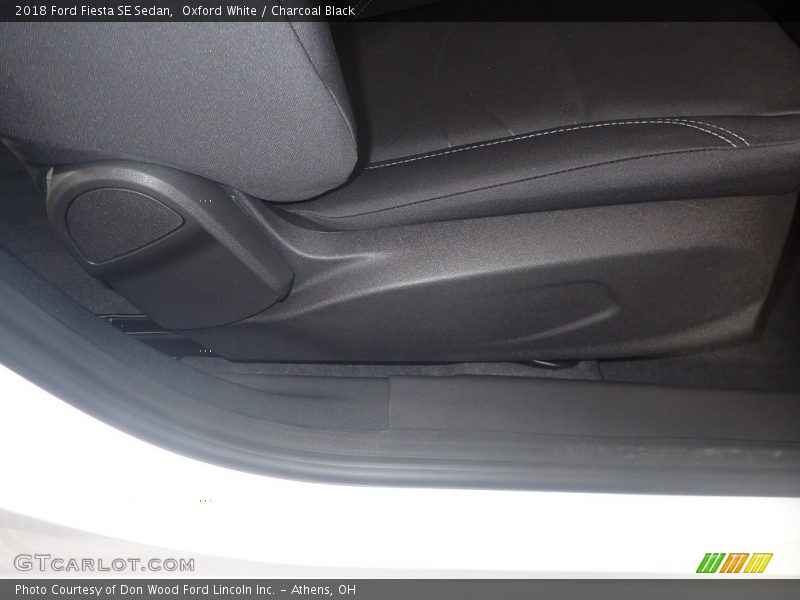 Oxford White / Charcoal Black 2018 Ford Fiesta SE Sedan