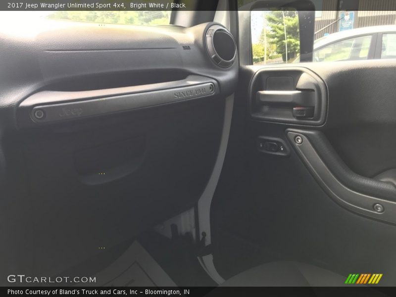 Bright White / Black 2017 Jeep Wrangler Unlimited Sport 4x4