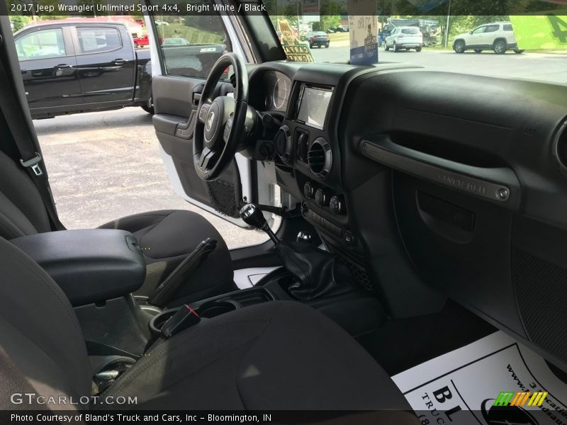 Bright White / Black 2017 Jeep Wrangler Unlimited Sport 4x4