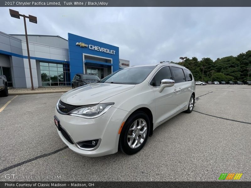 Tusk White / Black/Alloy 2017 Chrysler Pacifica Limited