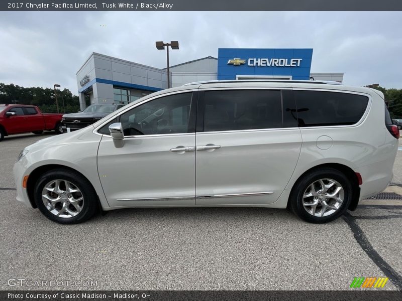 Tusk White / Black/Alloy 2017 Chrysler Pacifica Limited