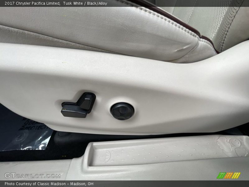 Tusk White / Black/Alloy 2017 Chrysler Pacifica Limited