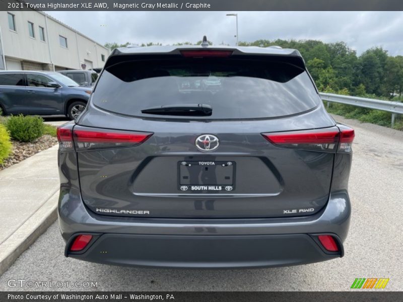 Magnetic Gray Metallic / Graphite 2021 Toyota Highlander XLE AWD