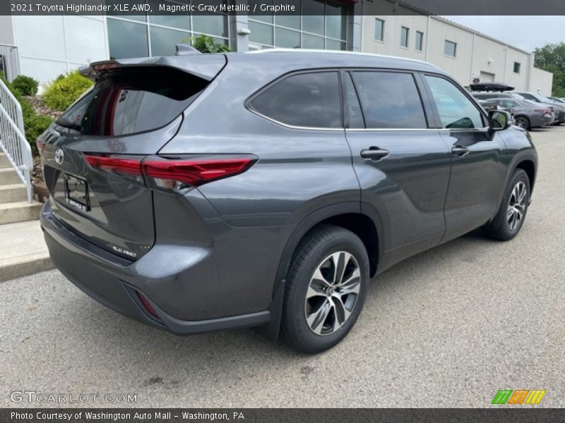 Magnetic Gray Metallic / Graphite 2021 Toyota Highlander XLE AWD