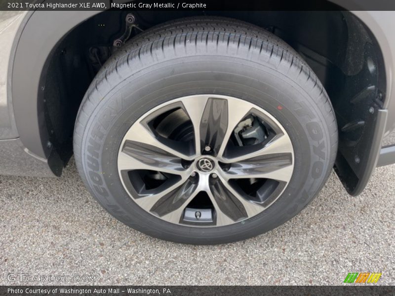 Magnetic Gray Metallic / Graphite 2021 Toyota Highlander XLE AWD