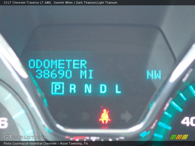 Summit White / Dark Titanium/Light Titanium 2017 Chevrolet Traverse LT AWD