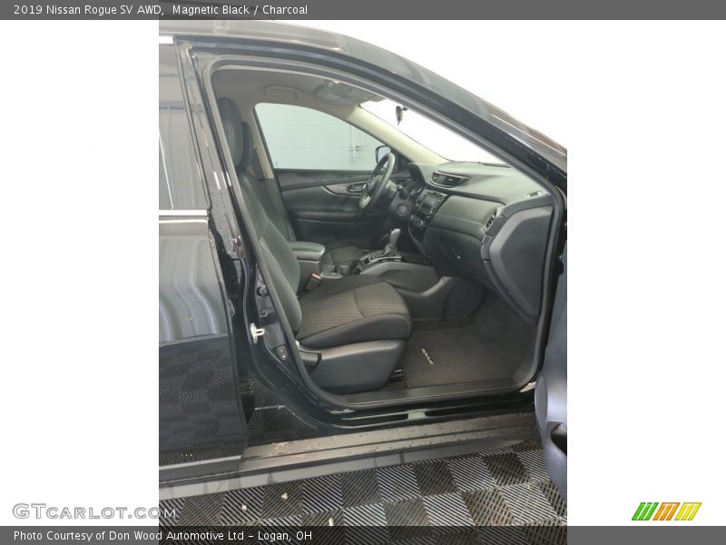 Magnetic Black / Charcoal 2019 Nissan Rogue SV AWD