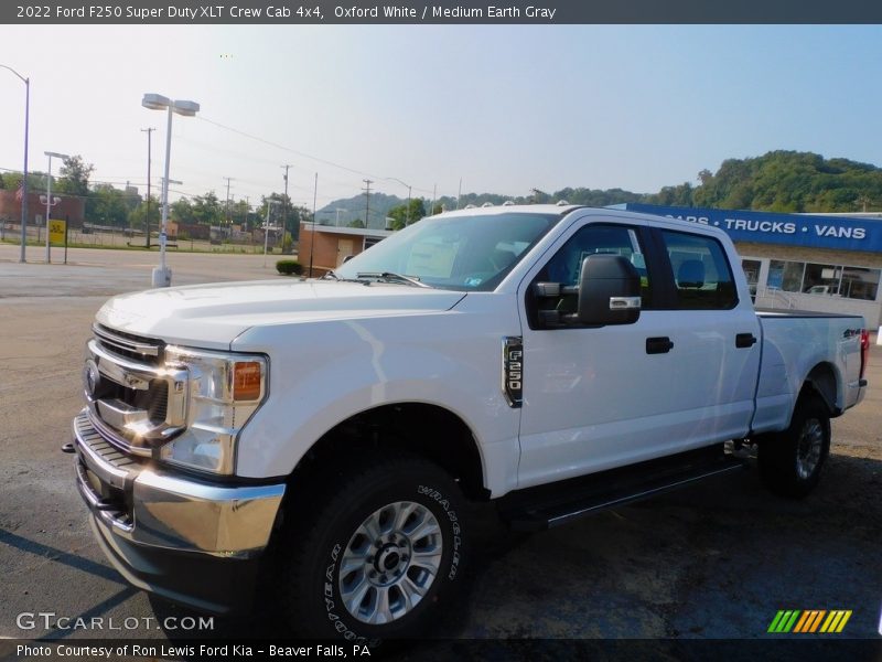 Front 3/4 View of 2022 F250 Super Duty XLT Crew Cab 4x4