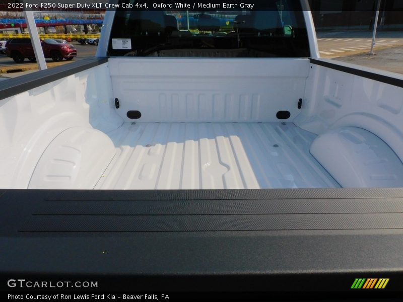 Oxford White / Medium Earth Gray 2022 Ford F250 Super Duty XLT Crew Cab 4x4