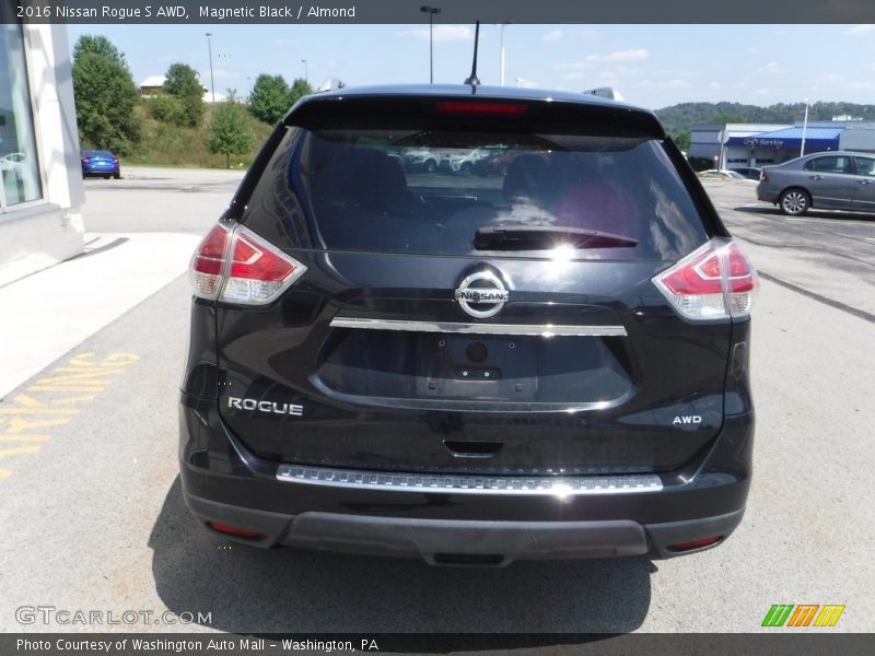 Magnetic Black / Almond 2016 Nissan Rogue S AWD