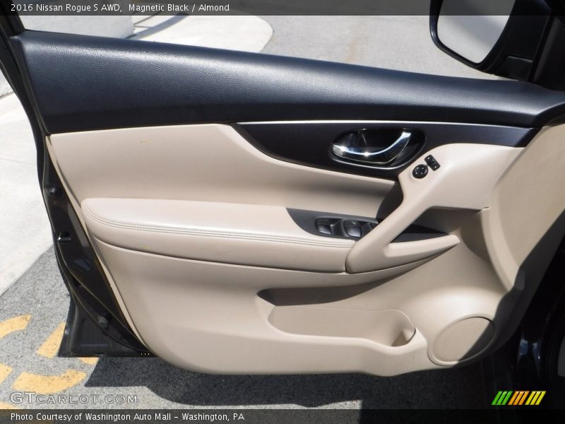 Magnetic Black / Almond 2016 Nissan Rogue S AWD