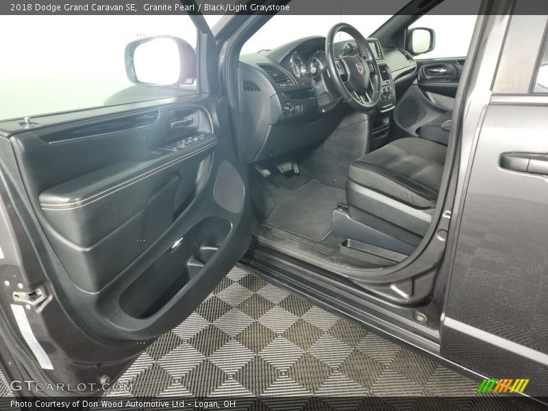 Granite Pearl / Black/Light Graystone 2018 Dodge Grand Caravan SE
