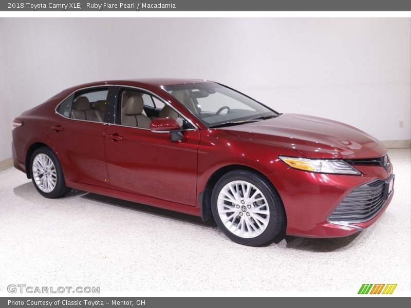 Ruby Flare Pearl / Macadamia 2018 Toyota Camry XLE