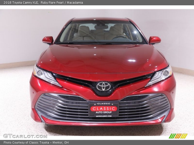 Ruby Flare Pearl / Macadamia 2018 Toyota Camry XLE