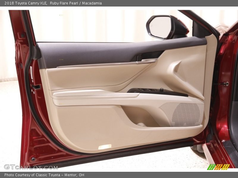 Ruby Flare Pearl / Macadamia 2018 Toyota Camry XLE