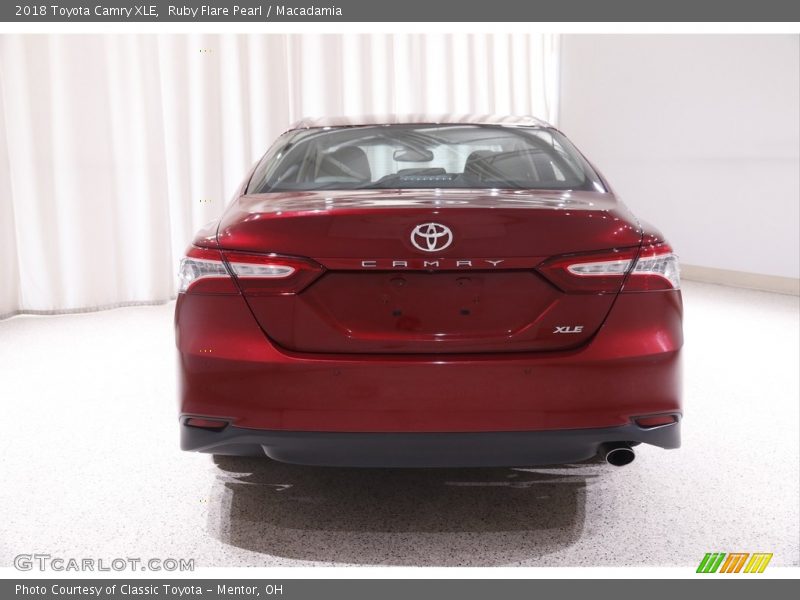 Ruby Flare Pearl / Macadamia 2018 Toyota Camry XLE