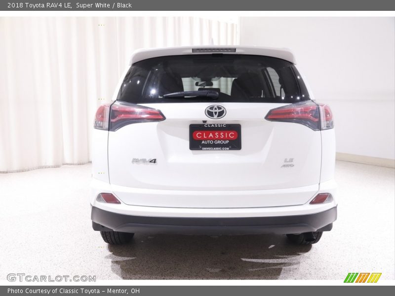 Super White / Black 2018 Toyota RAV4 LE