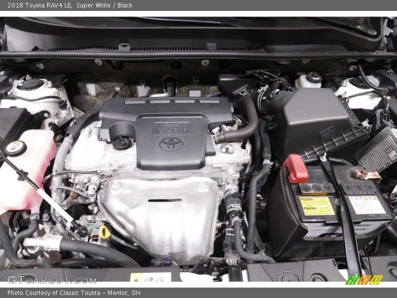 Super White / Black 2018 Toyota RAV4 LE