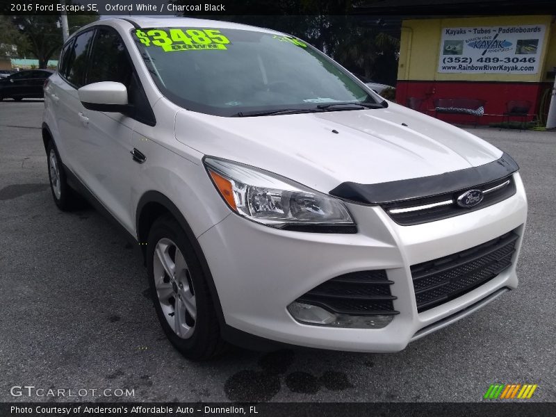 Oxford White / Charcoal Black 2016 Ford Escape SE