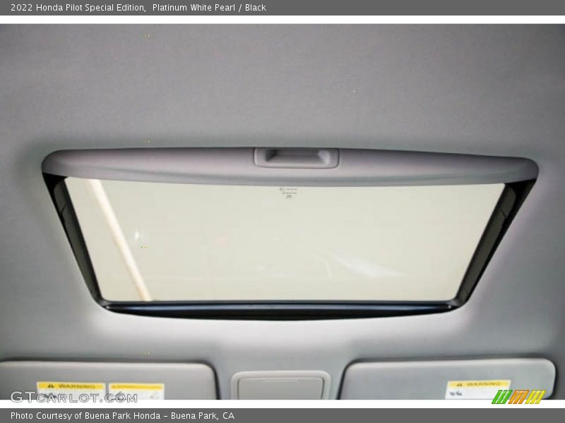 Sunroof of 2022 Pilot Special Edition