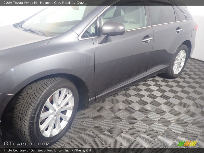 Magnetic Gray Metallic / Gray 2009 Toyota Venza I4