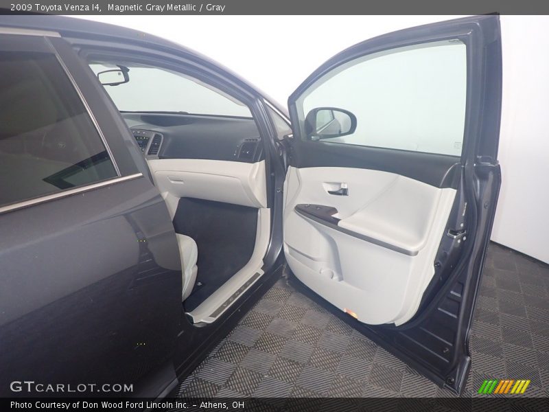 Magnetic Gray Metallic / Gray 2009 Toyota Venza I4