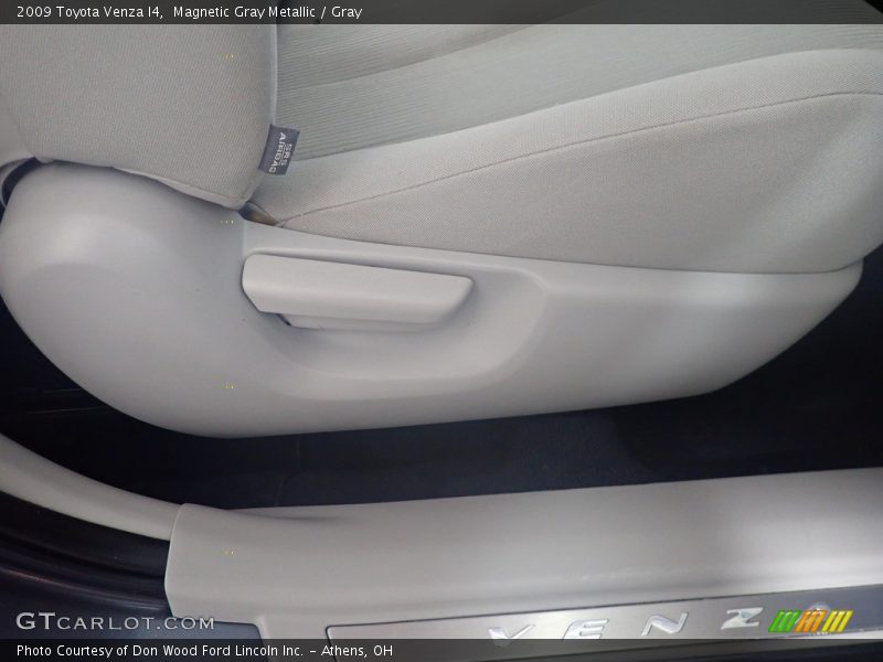 Magnetic Gray Metallic / Gray 2009 Toyota Venza I4