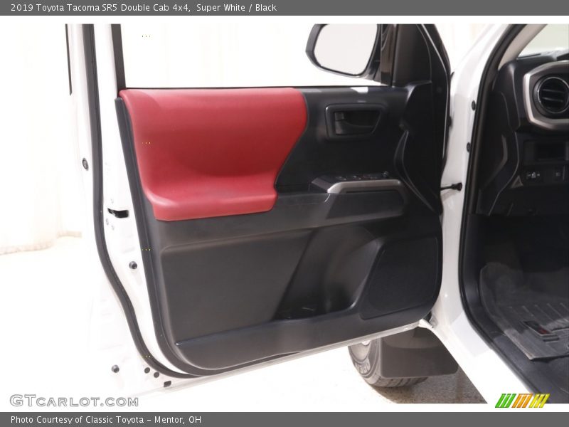 Super White / Black 2019 Toyota Tacoma SR5 Double Cab 4x4